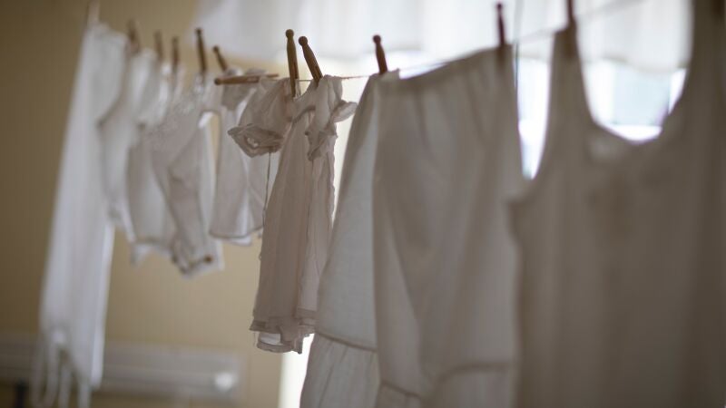 Un montón de ropa blanca tendida en el interior de una vivienda
