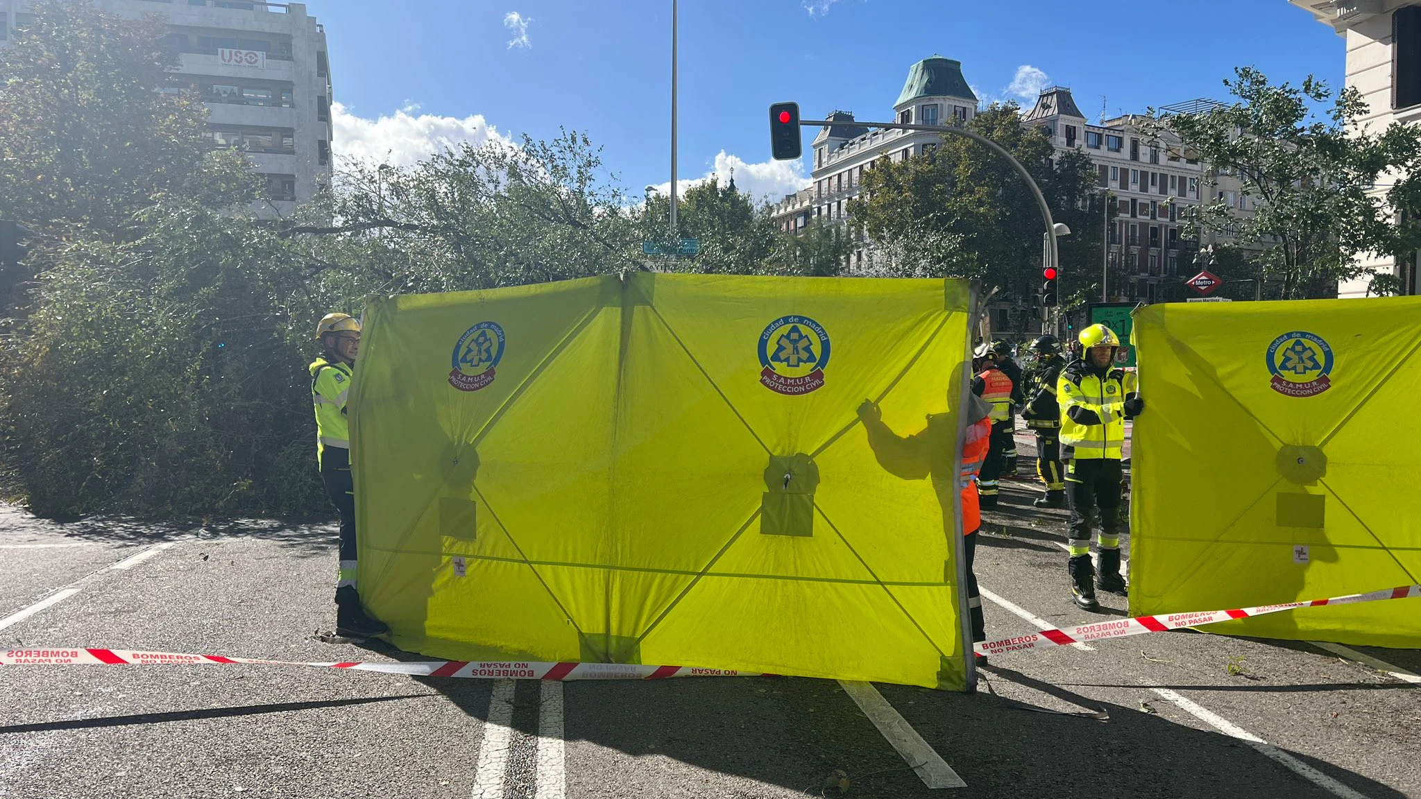 Bomberos de Madrid trabajan en el punto en el que ha caído un árbol y que ha causado la muerte de una mujer