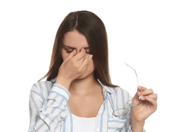 Una mujer con dolores de cabeza Una mujer con dolores de cabeza