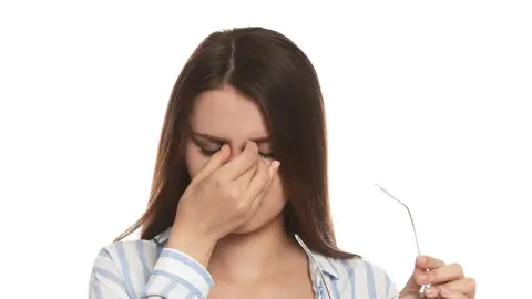 Una mujer con dolores de cabeza Una mujer con dolores de cabeza