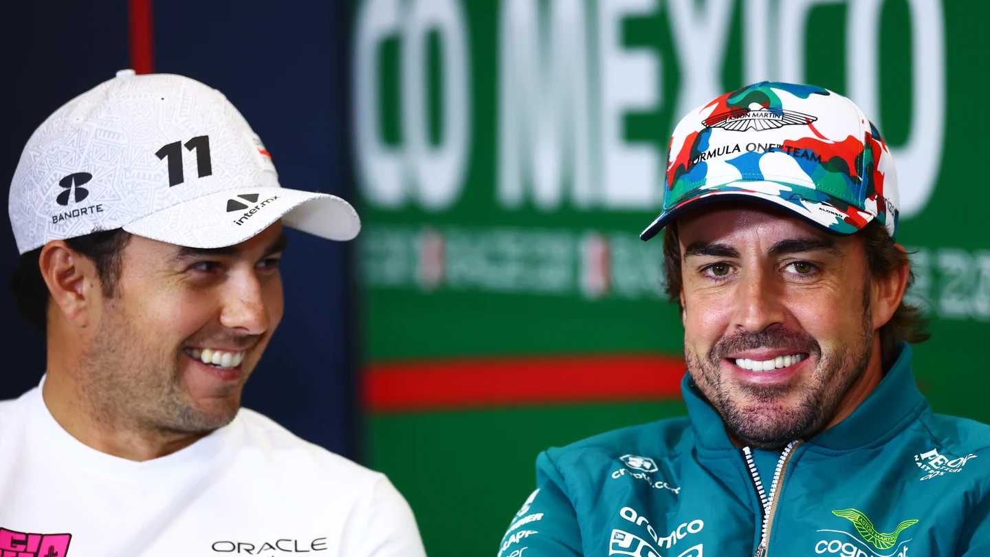 Checo Pérez y Fernando Alonso Checo Pérez y Fernando Alonso