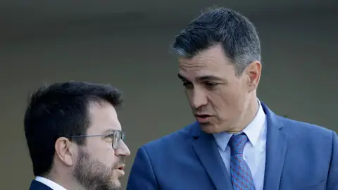 El presidente del Gobierno, Pedro Sánchez (d) conversa con el presidente de la Generalitat, Pere Aragonès (i) a su llegada a la última jornada de la Reunión del Cercle d'Economia.