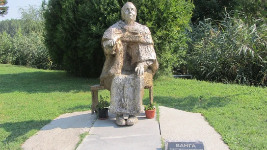 Quién fue Baba Vanga, cuáles son sus predicciones para 2024 y por qué no hay que hacerle mucho caso La estatua de la famosa vidente Baba Vanga en Rupite, Bulgaria.