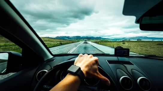 Imagen de archivo de una persona conduciendo. Imagen de archivo de una persona conduciendo.