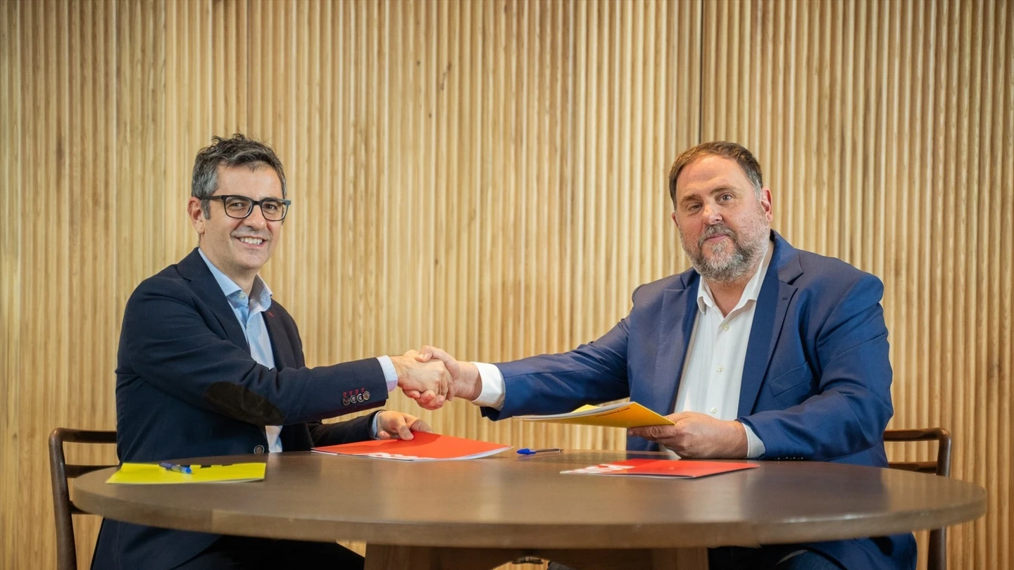 Félix Bolaños y Oriol Junqueras sellan el acuerdo entre el PSOE y ERC para investir a Sánchez. Félix Bolaños y Oriol Junqueras sellan el acuerdo entre el PSOE y ERC para investir a Sánchez.