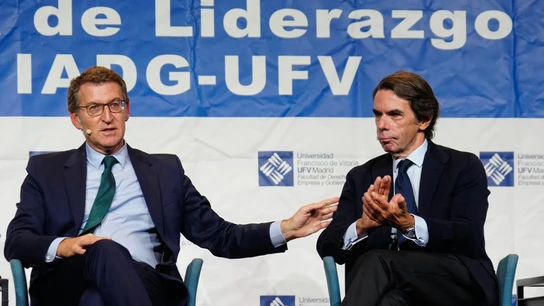 El expresidente del Gobierno José María Aznar, y el líder del PP, Alberto Núñez Feijóo  Aznar dice que Sánchez es "un peligro para la democracia" y llama a actuar tras "cruzarse todas las líneas rojas"