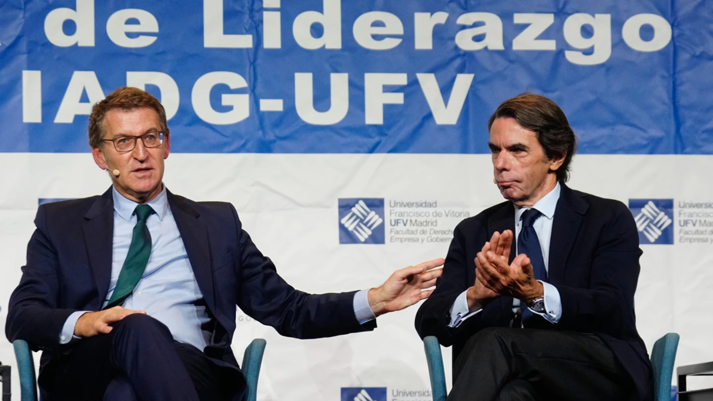 El expresidente del Gobierno José María Aznar, y el líder del PP, Alberto Núñez Feijóo Aznar dice que Sánchez es "un peligro para la democracia" y llama a actuar tras "cruzarse todas las líneas rojas"