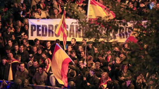 Cientos de personas participan este viernes en una concentraci&oacute;n marcha contra el gobierno en funciones, en Madrid. 