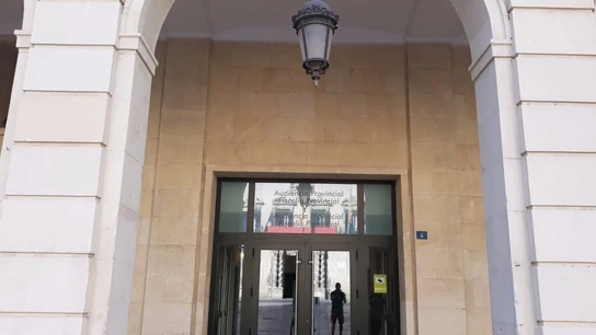 Condenado a 14 años por agredir sexualmente hasta tres veces por semana a la hija de su pareja desde que era una niña Condenado a 14 años por agredir sexualmente hasta tres veces por semana a la hija de su pareja desde que era una niña