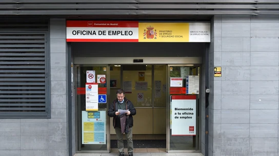 Una persona sale de una oficina del paro en Madrid. Una persona sale de una oficina del paro en Madrid.