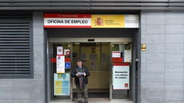 Una persona sale de una oficina del paro en Madrid.