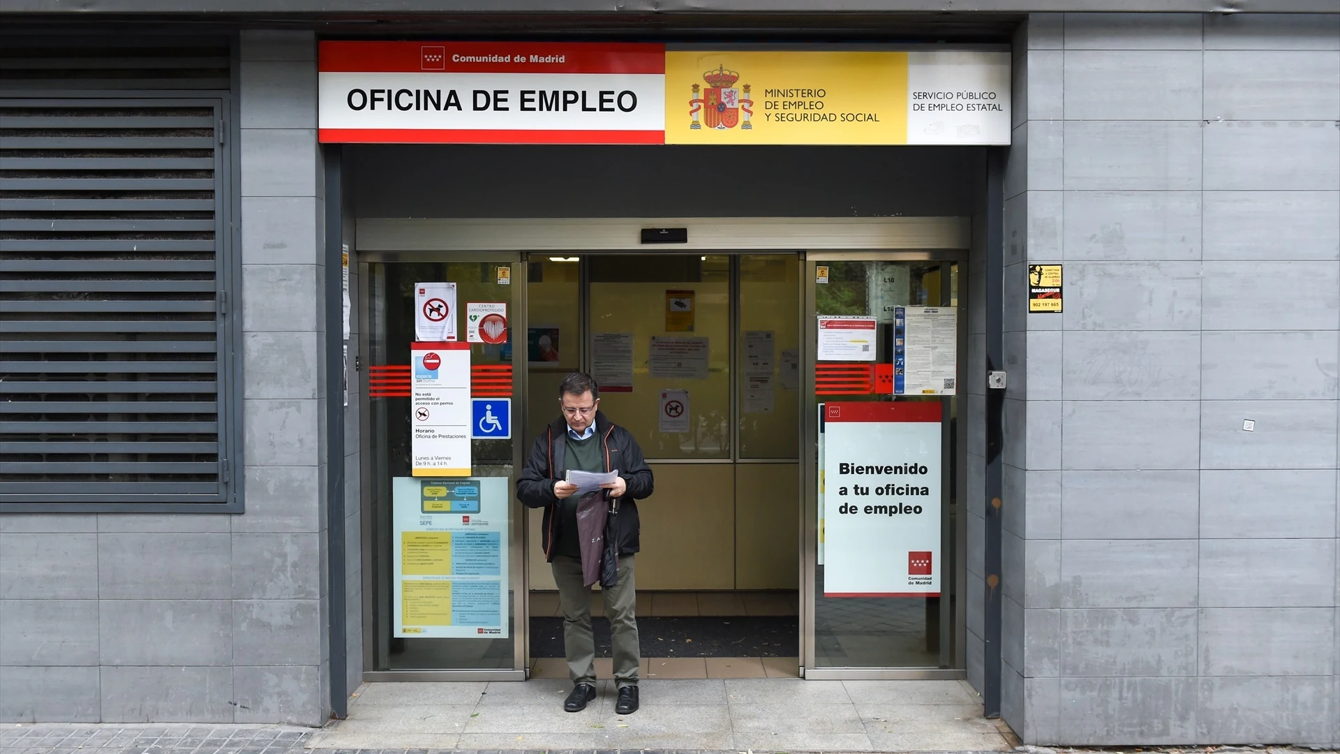 Una persona sale de una oficina del paro en Madrid.