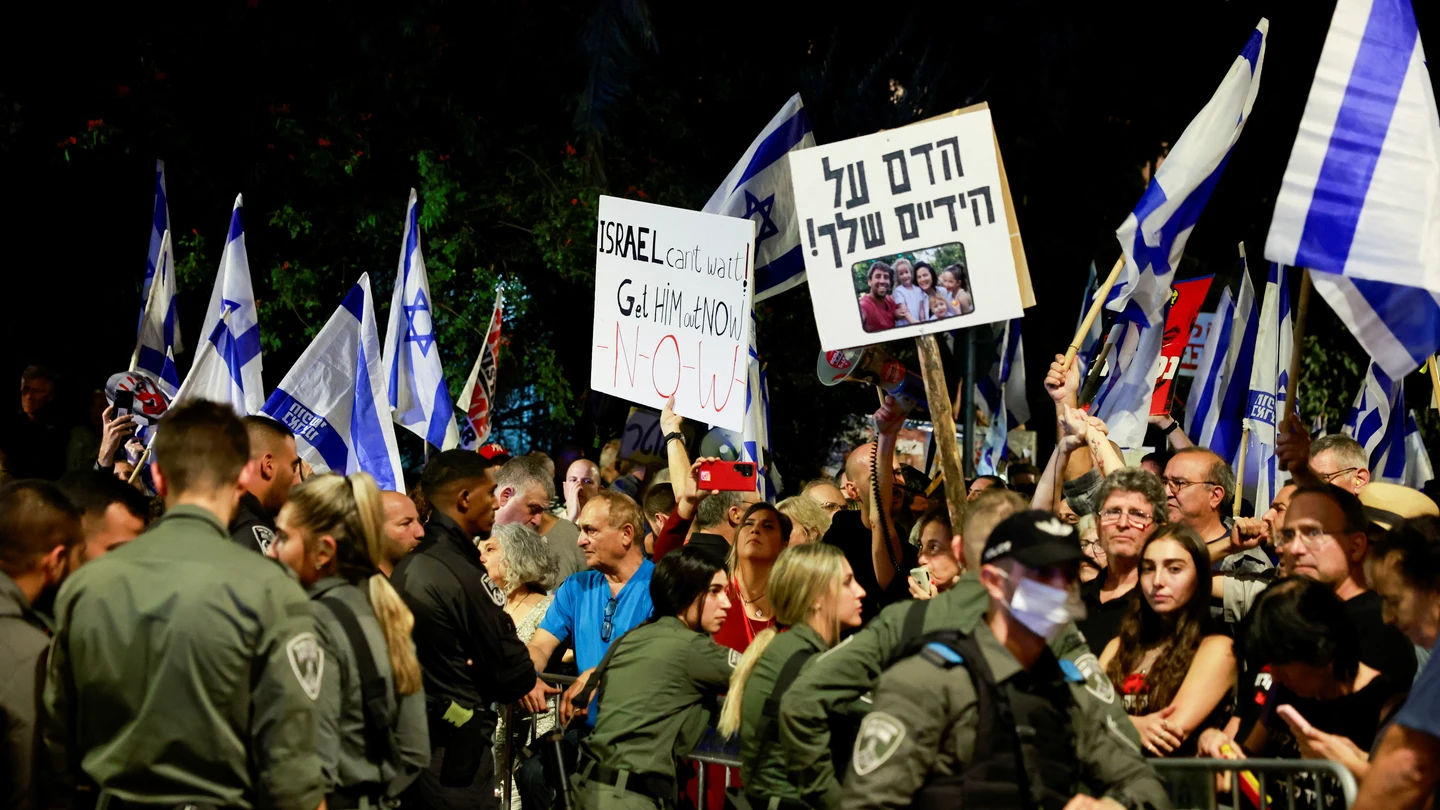 Decenas de personas protestan a las puertas de la residencia de Netanyahu por los 241 rehenes que siguen en manos de Hamás Decenas de personas protestan a las puertas de la residencia de Netanyahu por los 241 rehenes que siguen en manos de Hamás