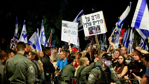 Decenas de personas protestan a las puertas de la residencia de Netanyahu por los 241 rehenes que siguen en manos de Hamás 
