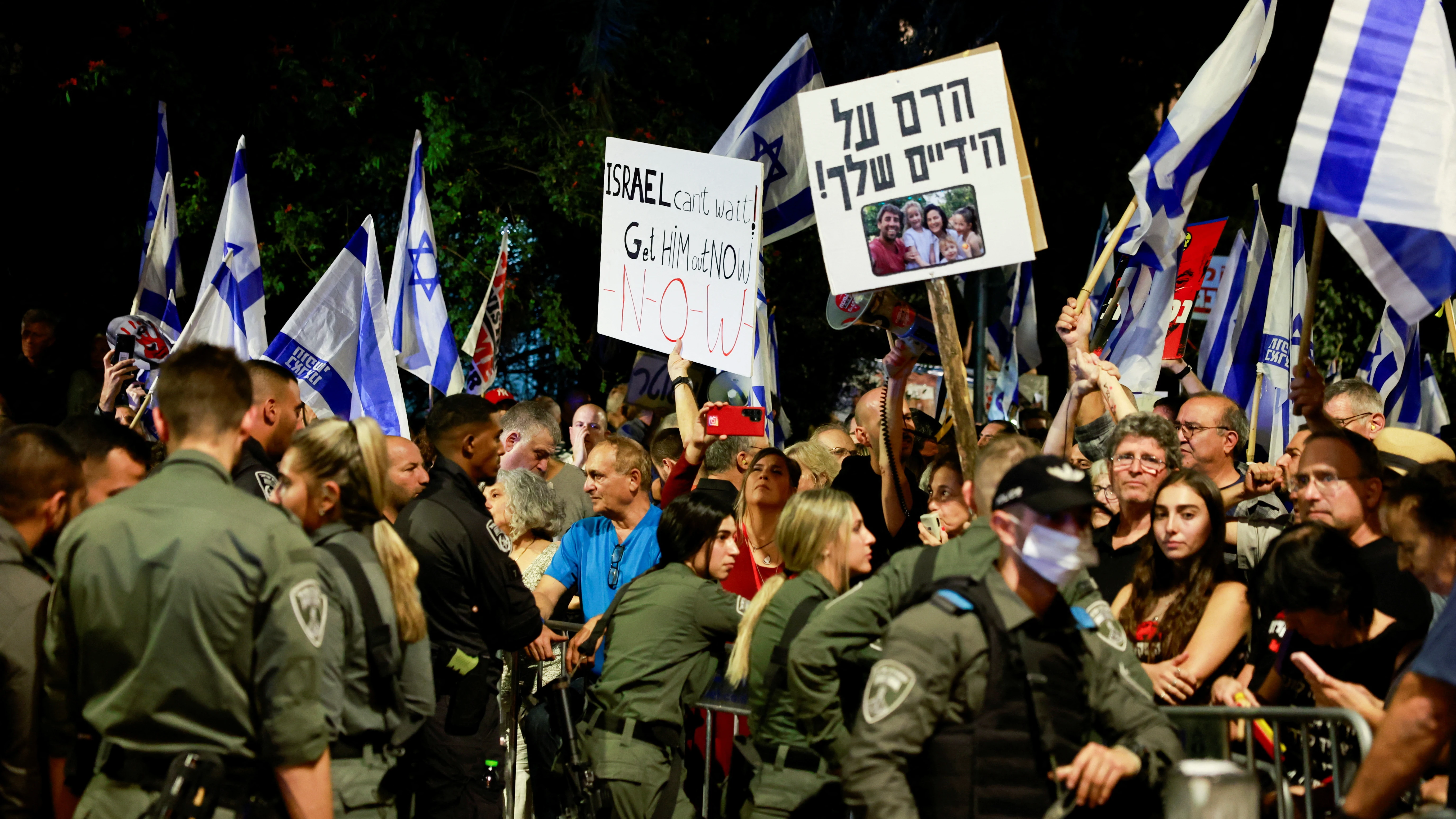 Decenas de personas protestan a las puertas de la residencia de Netanyahu por los 241 rehenes que siguen en manos de Hamás 