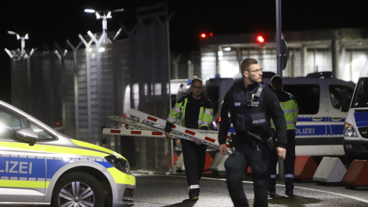 Operarios trabajan en la zona donde un hombre ha secuestrado a su hija en el aeropuerto de Hamburgo Operarios trabajan en la zona donde un hombre ha secuestrado a su hija en el aeropuerto de Hamburgo