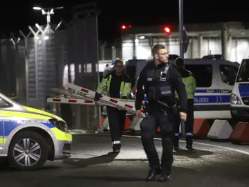 Operarios trabajan en la zona donde un hombre ha secuestrado a su hija en el aeropuerto de Hamburgo