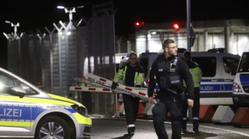 Operarios trabajan en la zona donde un hombre ha secuestrado a su hija en el aeropuerto de Hamburgo