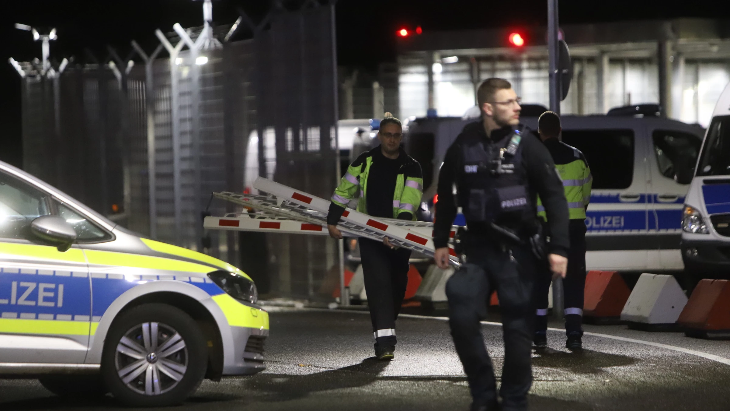 Operarios trabajan en la zona donde un hombre ha secuestrado a su hija en el aeropuerto de Hamburgo