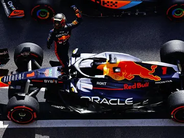 Victoria de Max Verstappen y exhibición con premio para Fernando Alonso Victoria de Max Verstappen y exhibición con premio para Fernando Alonso