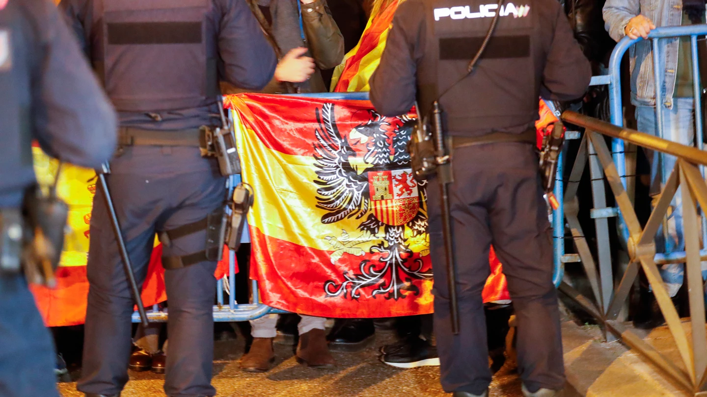 La bandera preconstitucional, en la protesta en Ferraz contra la ley de amnistía La bandera preconstitucional, en la protesta en Ferraz contra la ley de amnistía