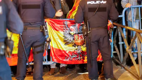 La bandera preconstitucional, en la protesta en Ferraz contra la ley de amnistía La bandera preconstitucional, en la protesta en Ferraz contra la ley de amnistía