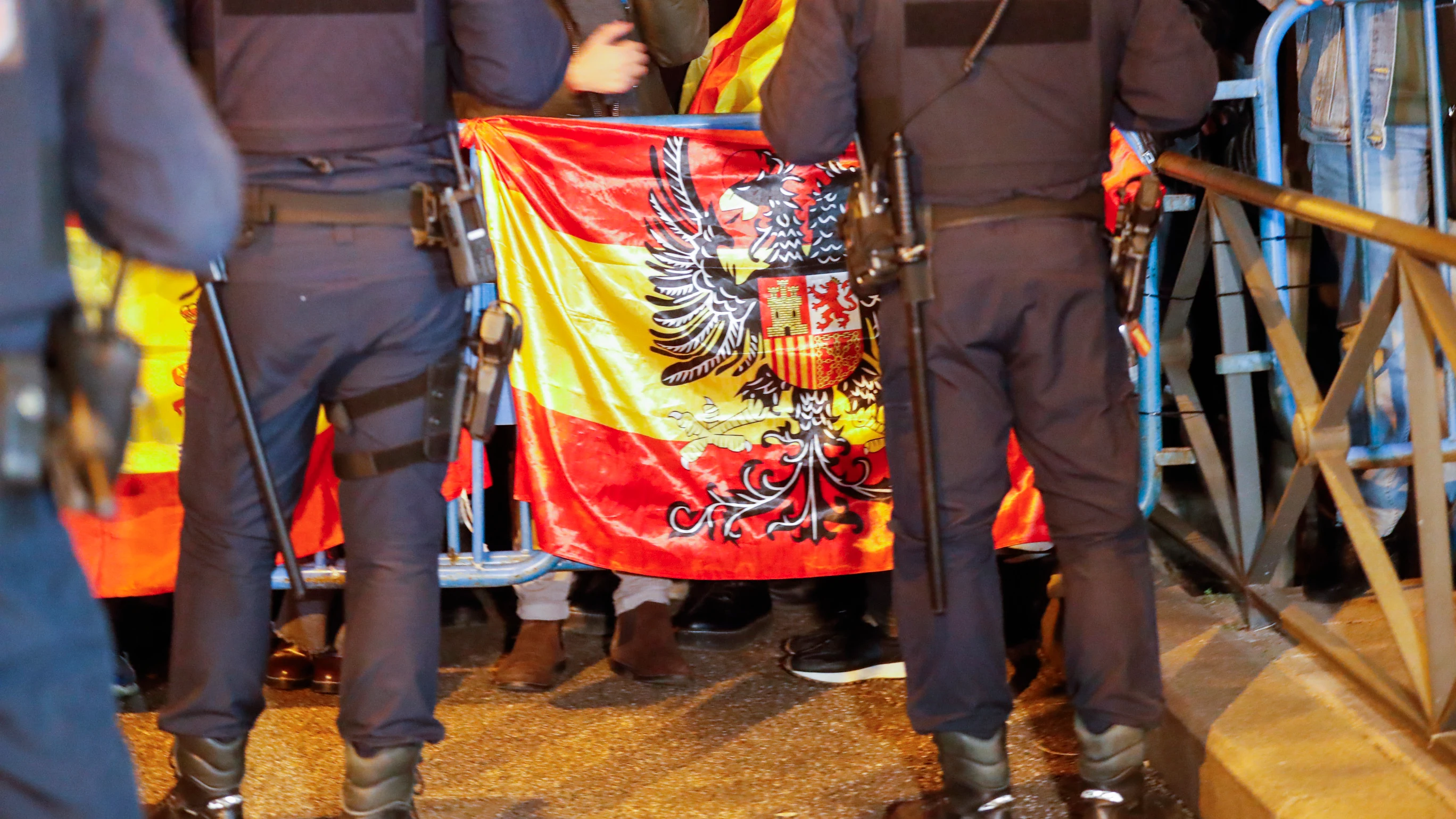 La bandera preconstitucional, en la protesta en Ferraz contra la ley de amnistía