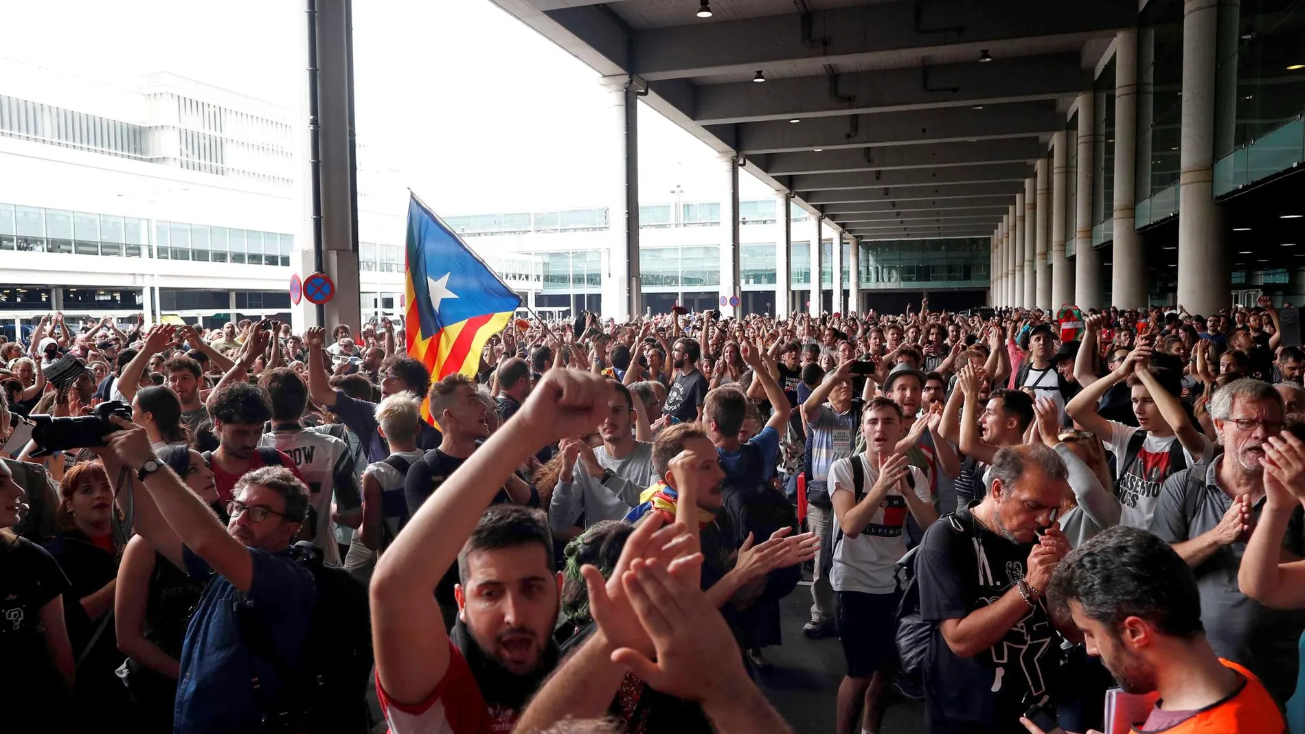 Protesta convocada por Tsunami Democràtic para paralizar la actividad del aeropuerto del Prat. 