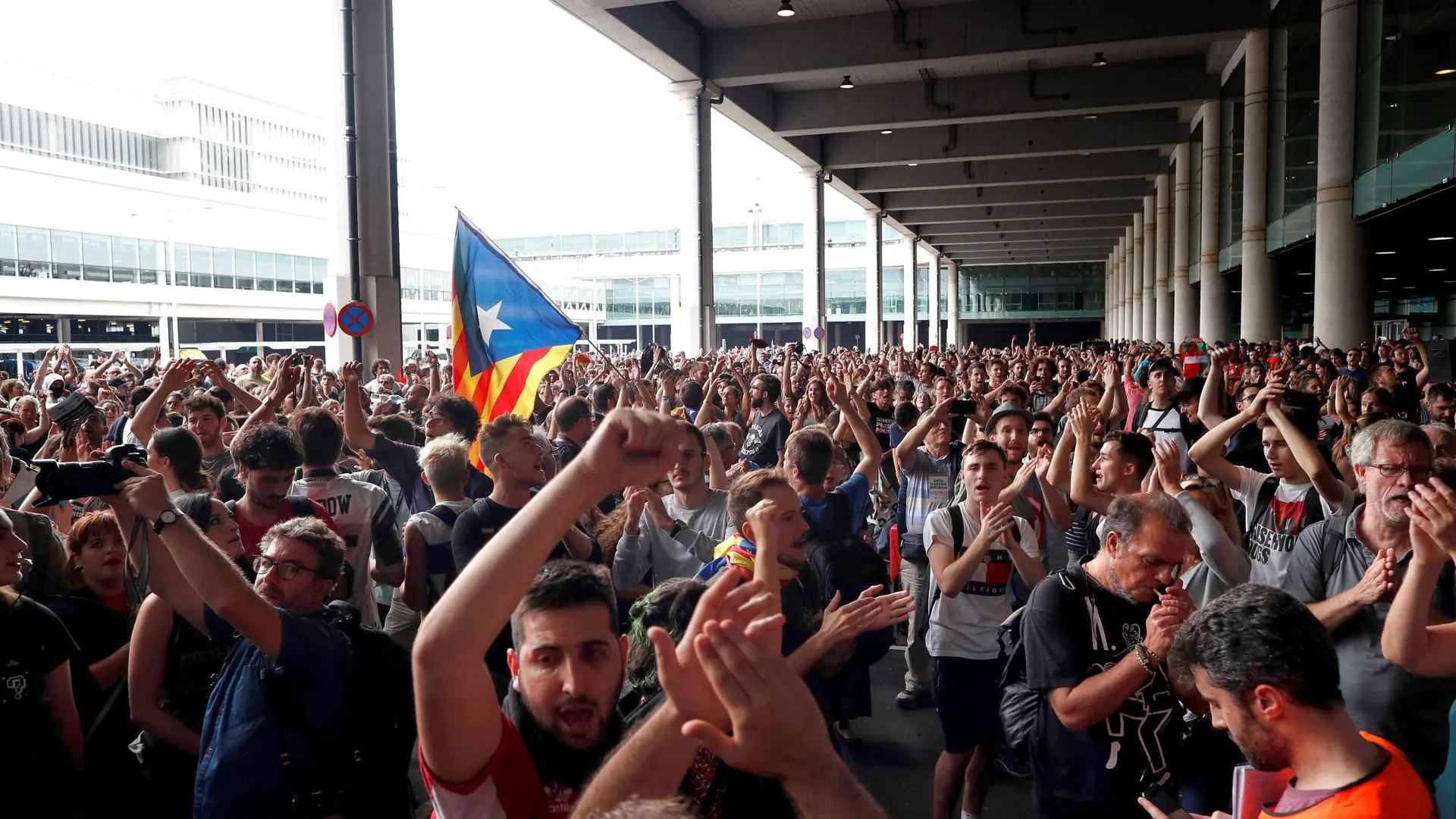 Protesta convocada por Tsunami Democràtic para paralizar la actividad del aeropuerto del Prat. 