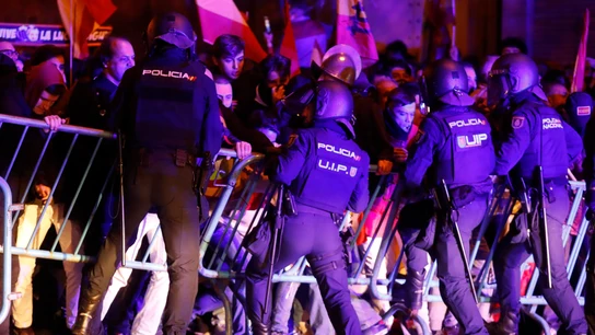 Tensión entre los manifestantes en Ferraz y la Policía Tensión entre los manifestantes en Ferraz y la Policía