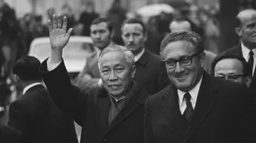 El líder vietnamita Le Duc Tho (izda.) y Kissinger (dcha.), en los Acuerdos de Paz de París de 1973