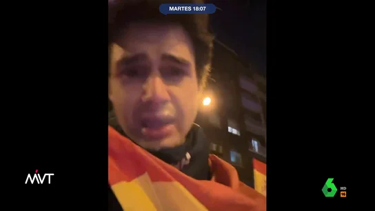 El vídeo más viral de un manifestante de Ferraz: Nos lanzan gases por putodefender España Leo Álvarez analiza en este vídeo de Más Vale Tarde la actuación policial durante las protestas de extrema derecha frente a la sede del PSOE en Ferraz y comparte un vídeo que se ha hecho viral en las redes sociales de un joven manifestante.
