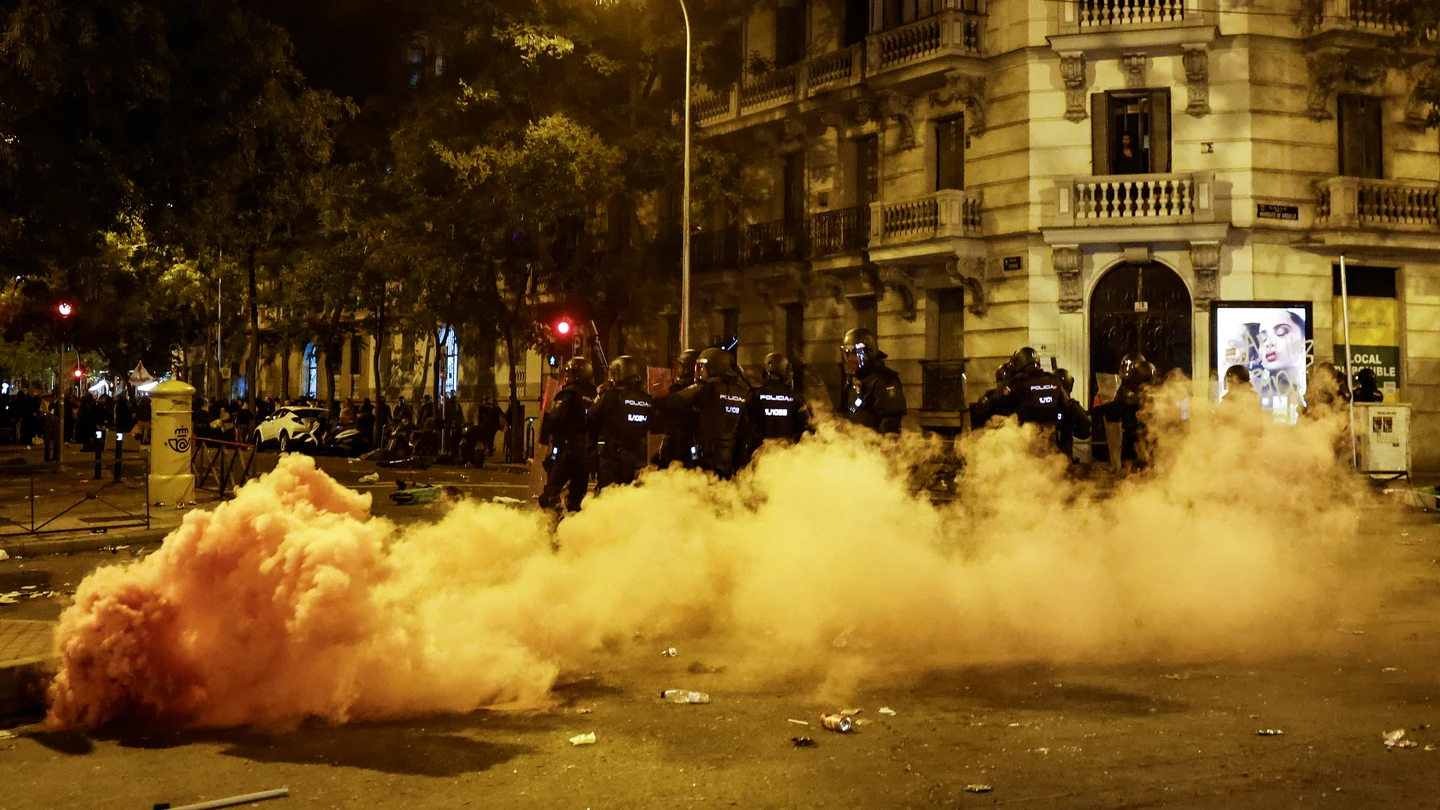 Disturbios en la calle Ferraz de Madrid durante la manifestación contra el PSOE Disturbios en la calle Ferraz de Madrid durante la manifestación contra el PSOE