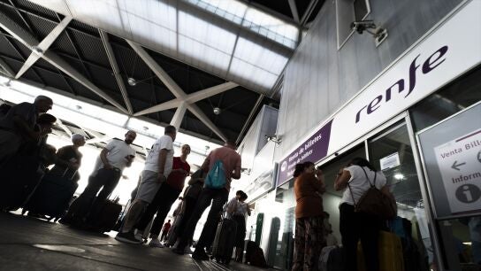 Imagen de archivo de un grupo de viajeros en la ventanilla de la estaci&oacute;n Renfe