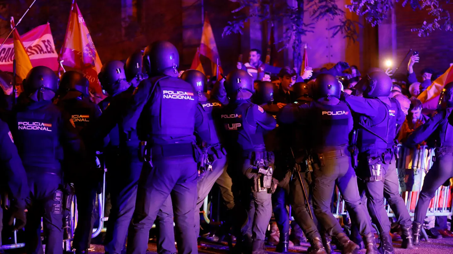 Agentes de la Policía Nacional intervienen durante la concentración de este lunes frente a la sede del PSOE en la calle Ferraz Agentes de la Policía Nacional intervienen durante la concentración de este lunes frente a la sede del PSOE en la calle Ferraz