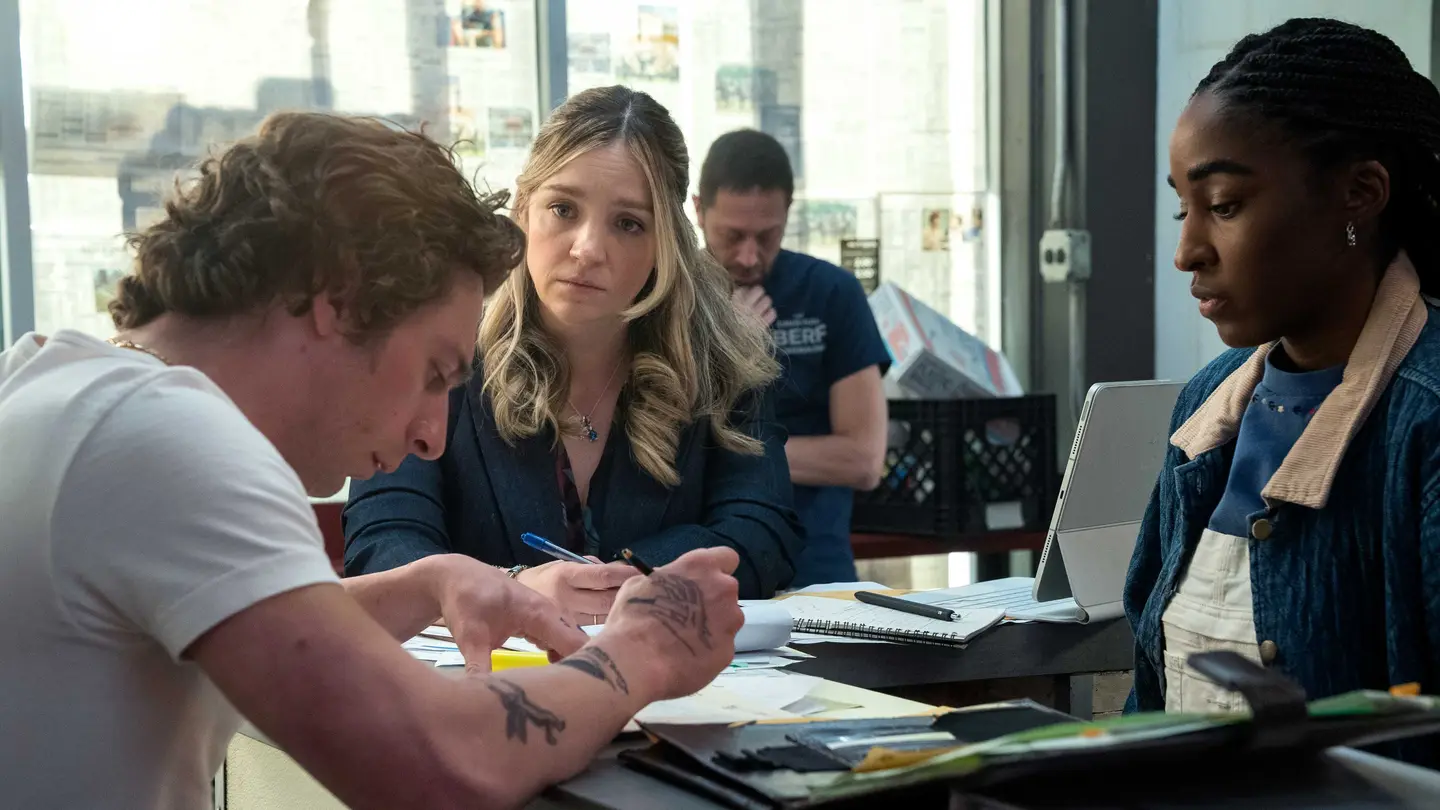 Jeremy Allen White como Carmen “Carmy” Berzatto, Abby Elliot como Natalie “Sugar” Berzatto y Ayo Edebiri como Sydney Adamu. Jeremy Allen White como Carmen “Carmy” Berzatto, Abby Elliot como Natalie “Sugar” Berzatto y Ayo Edebiri como Sydney Adamu.