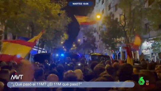 Radiografía del "asalto" a Ferraz: así se enfrentaron a la Policía al grito de "maricones" o "con los moros no tenéis c******" Radiografía del "asalto" a Ferraz: así se enfrentaron a la Policía al grito de "maricones" o "con los moros no tenéis c******"