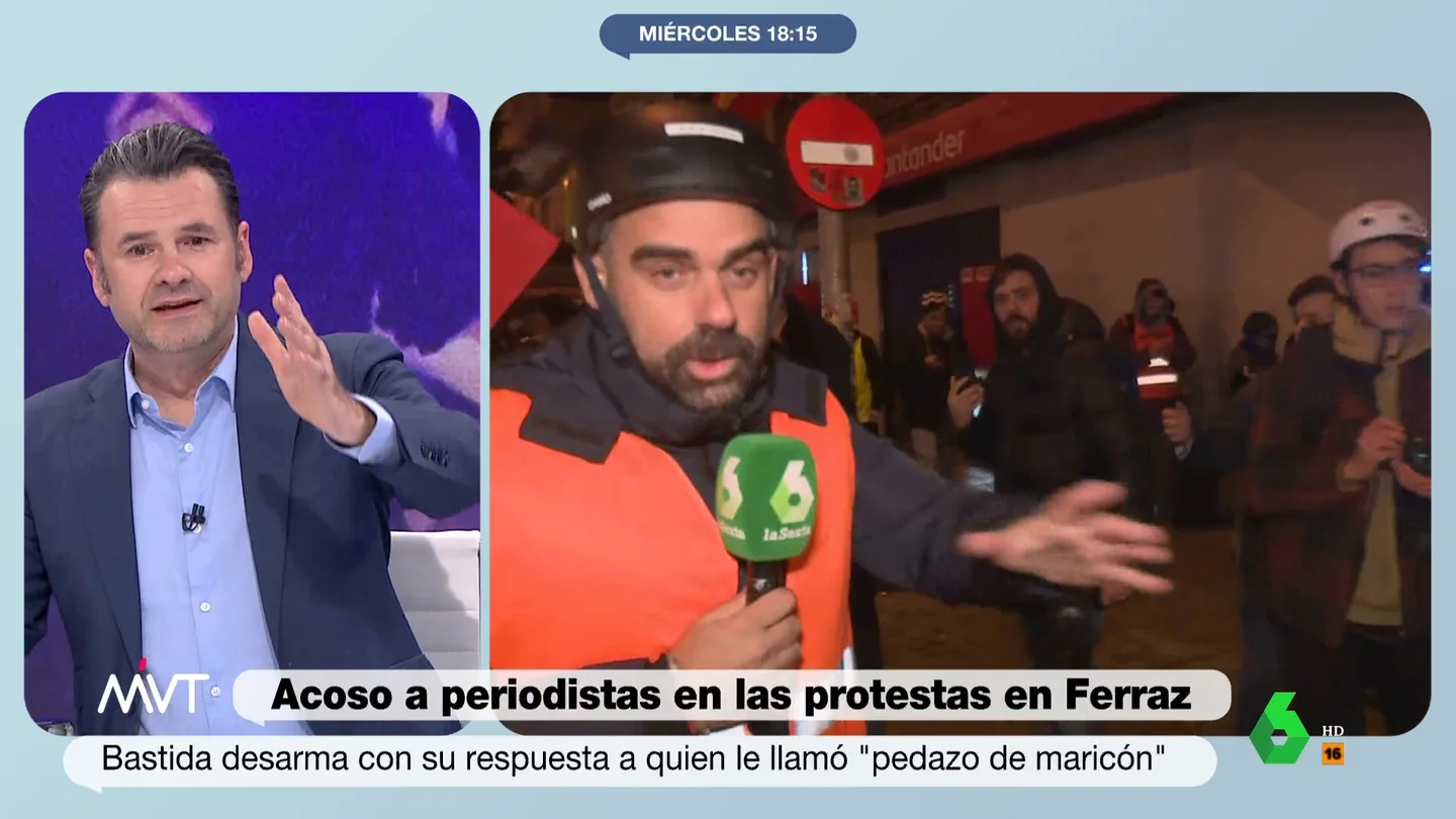 Iñaki López bromea con Bastida sobre su aplaudida respuesta a unos ultras en Ferraz Más Vale Tarde analiza con Javier Bastida el desagradable episodio vivido por el reportero cuando un manifestante radical de Ferraz le profirió insultos homófobos, a lo que él respondió que "lo de 'pedazo maricón' es la única razón que lleva".
