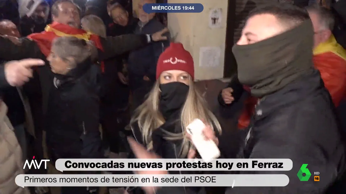 Enfrentamientos entre los propios manifestantes Enfrentamientos entre los propios manifestantes