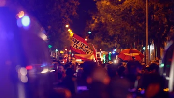 Momento de la manifestación frente a la sede del PSOE en Ferraz