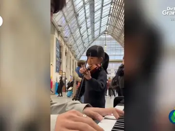 &quot;Si no estáis llorando, no tenéis corazón&quot;: la emotiva actuación de una pequeña violinista en el metro de París