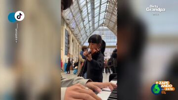 "Si no estáis llorando, no tenéis corazón": la emotiva actuación de una pequeña violinista en el metro de París