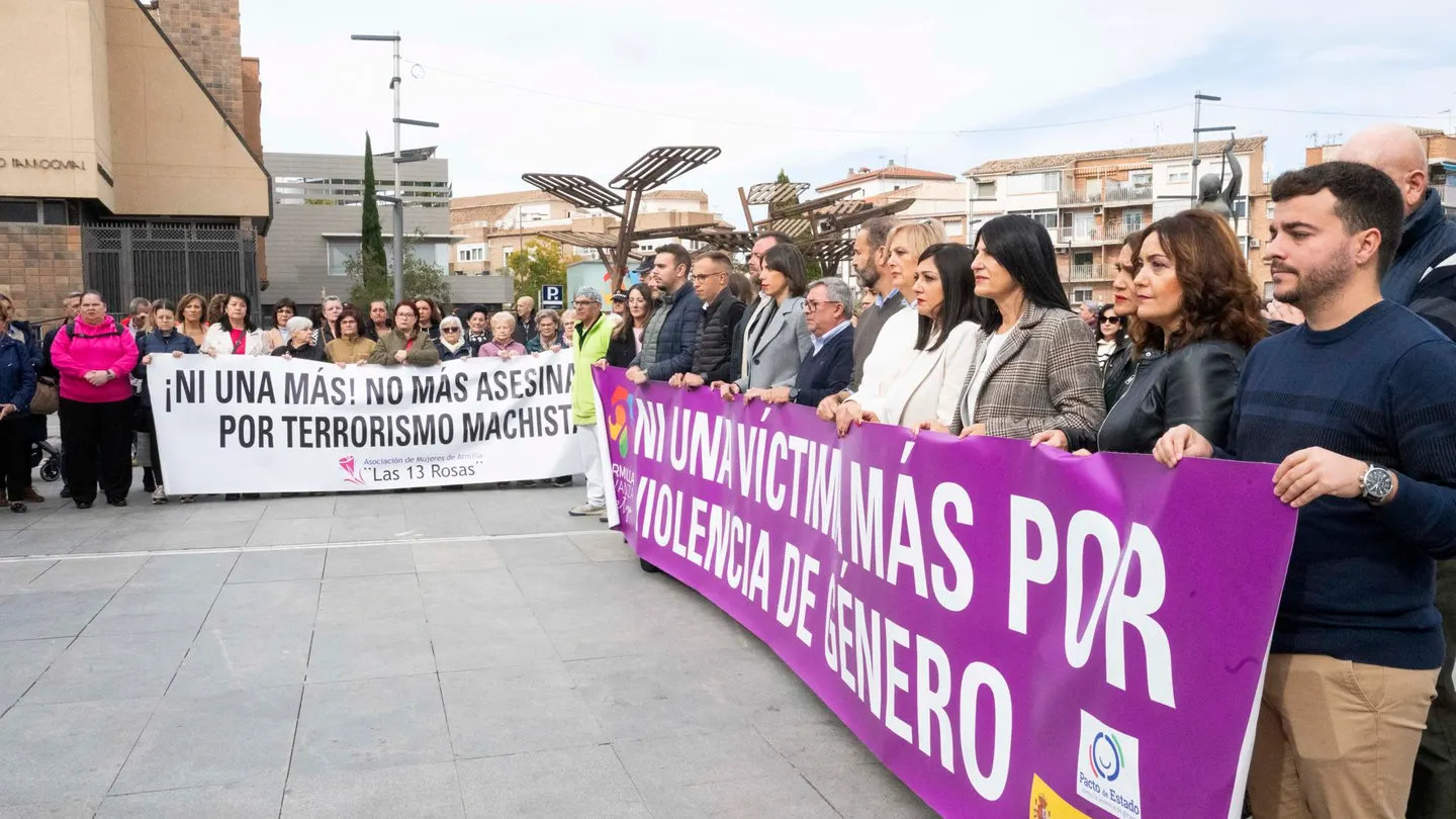 Concentración en Armilla para condenar el apuñalamiento de un hombre a su expareja Concentración en Armilla para condenar el apuñalamiento de un hombre a su expareja