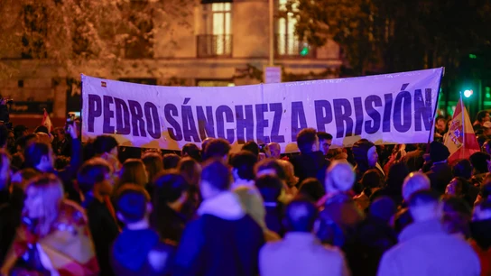 Pancarta de 'Pedro Sánchez a prisión' en la manifestación en Ferraz contra la ley de amnistía Pancarta de 'Pedro Sánchez a prisión' en la manifestación en Ferraz contra la ley de amnistía