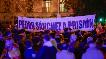 Pancarta de 'Pedro Sánchez a prisión' en la manifestación en Ferraz contra la ley de amnistía