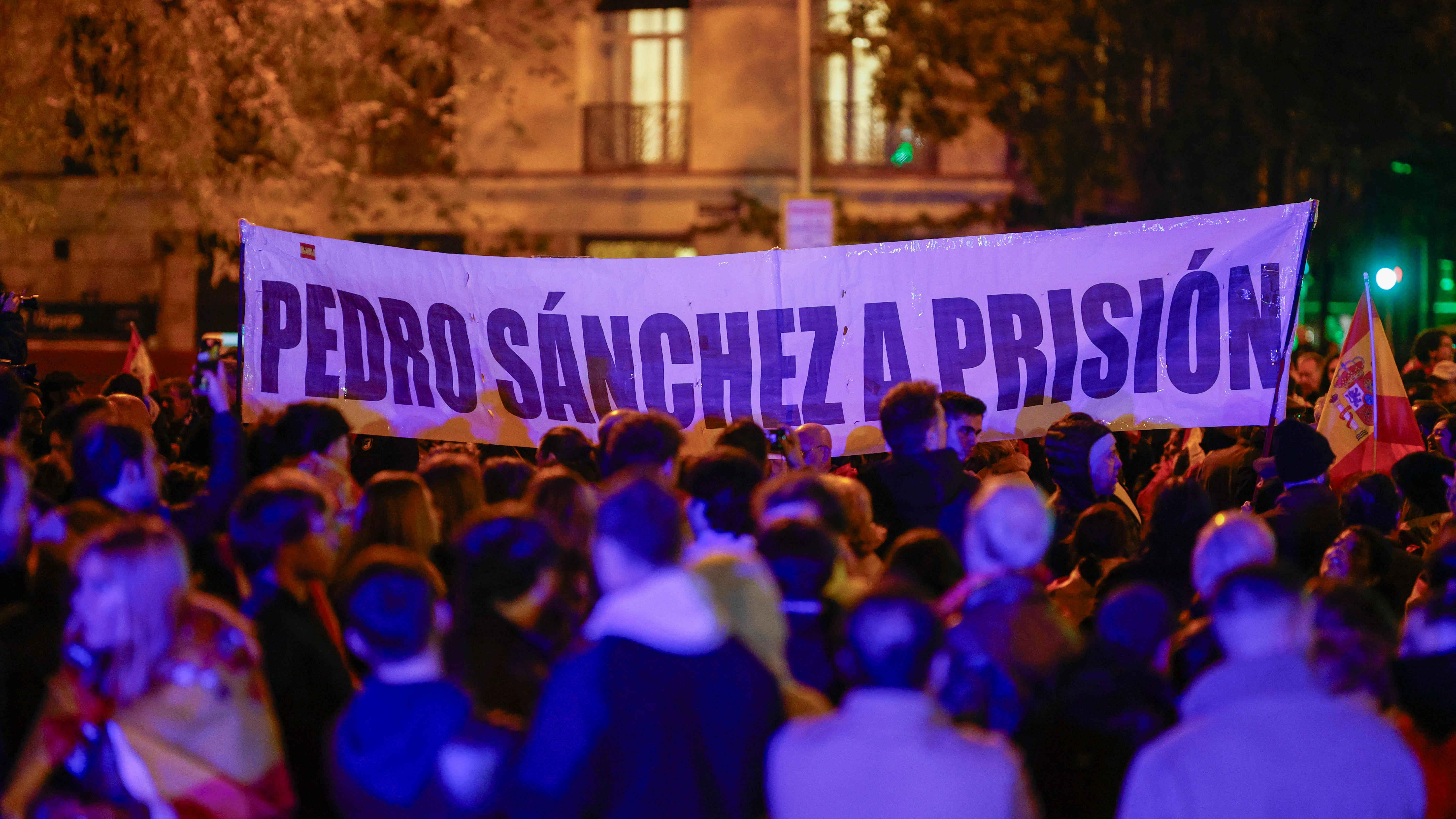 Pancarta de 'Pedro Sánchez a prisión' en la manifestación en Ferraz contra la ley de amnistía