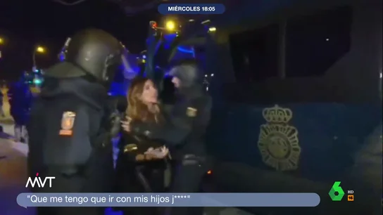 El frustrado intento de escapar de una mujer detenida en Ferraz: "Mi bolso, que me tengo que ir con mis hijos" El frustrado intento de escapar de una mujer detenida en Ferraz: "Mi bolso, que me tengo que ir con mis hijos"