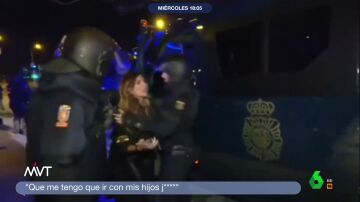 El frustrado intento de escapar de una mujer detenida en Ferraz: "Mi bolso, que me tengo que ir con mis hijos"