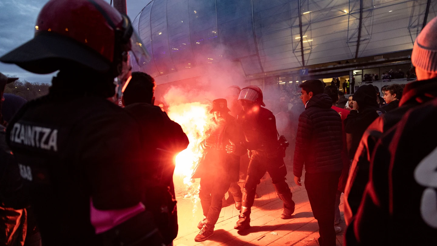 La Ertzantza se enfrenta a los ultras del Benfica en San Sebastián La Ertzantza se enfrenta a los ultras del Benfica en San Sebastián