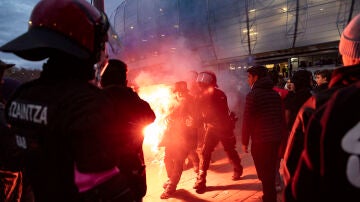 La Ertzantza se enfrenta a los ultras del Benfica en San Sebastián